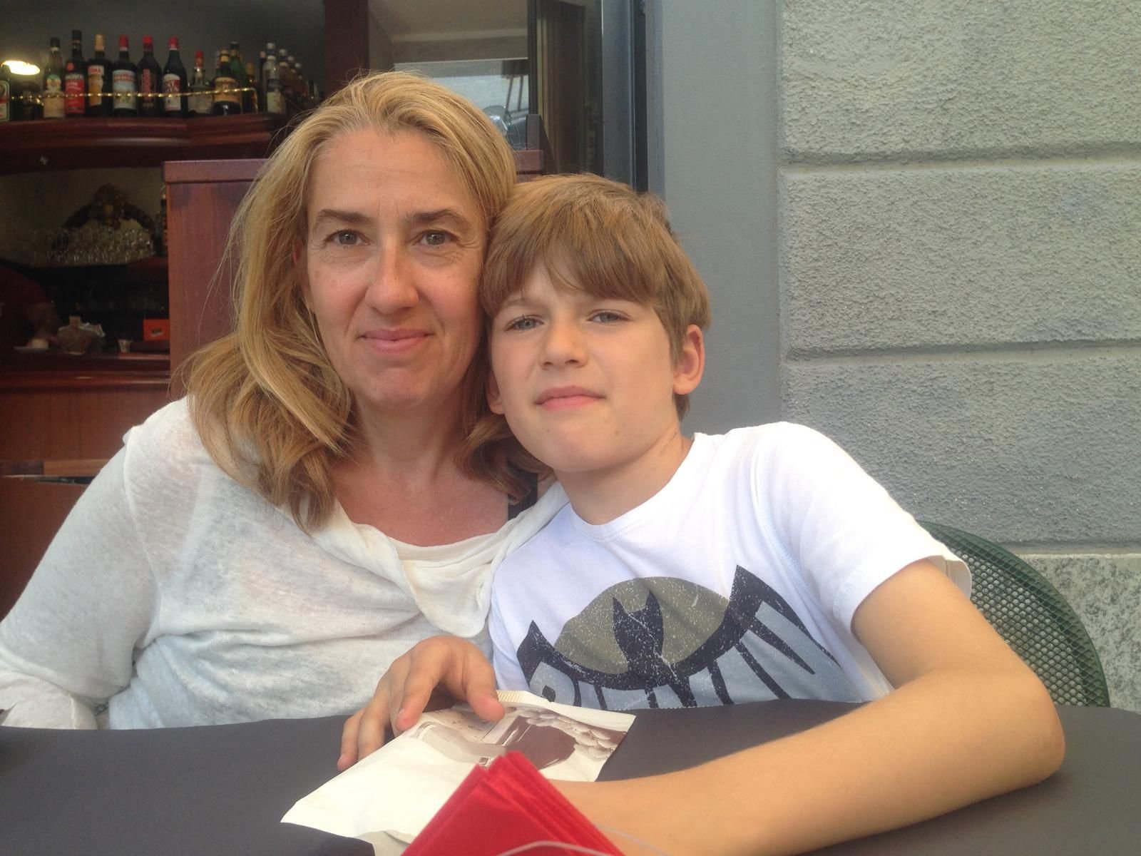 Momentos tiernos tomando algo juntos