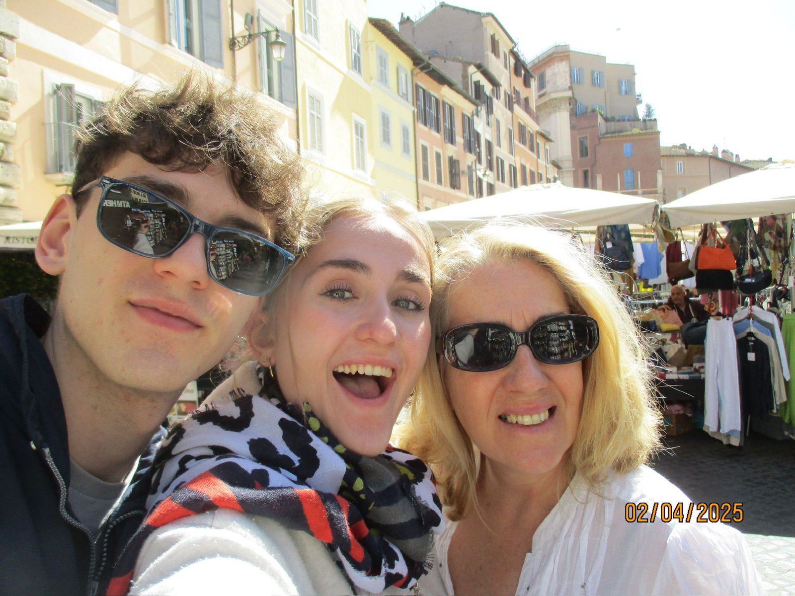 Divertido selfie familiar por el mercadillo