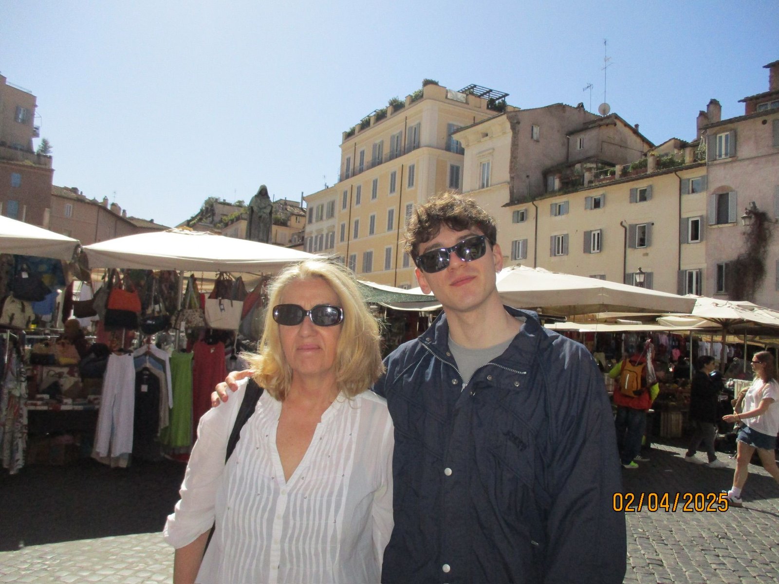 Paseando juntos por la plaza en un hermoso día
